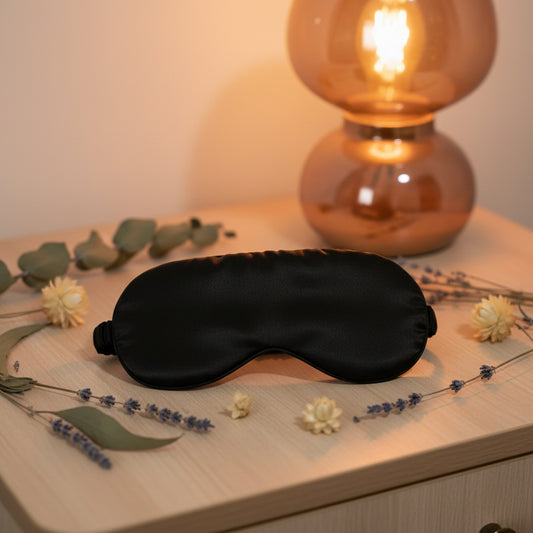 Dettaglio della maschera per occhi in seta morbida
