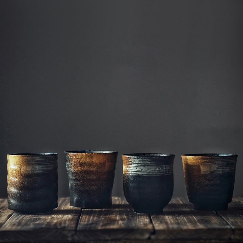 Dettaglio della tazza in ceramica smaltata