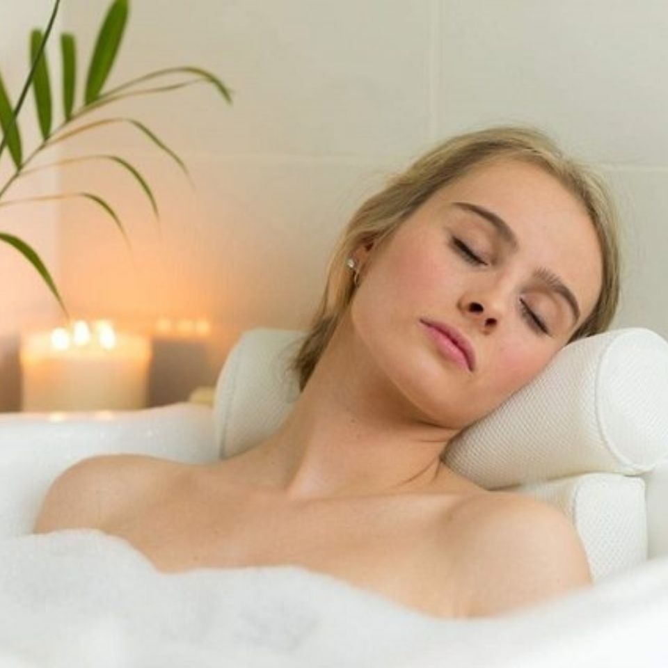 Bagno rilassante con cuscino da vasca, rito ofuro
